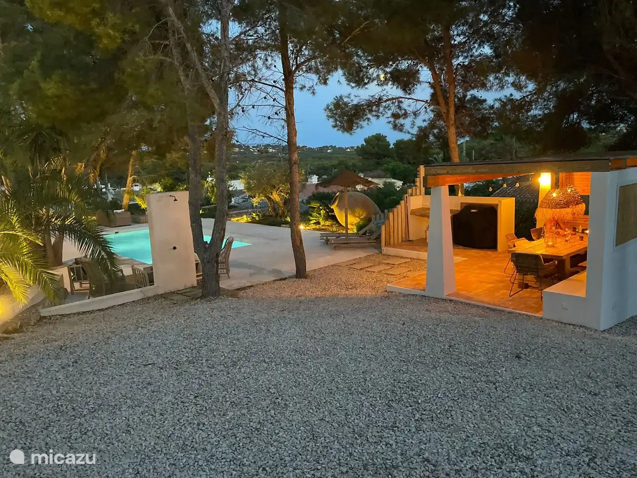 On the veranda with outdoor kitchen you can enjoy wonderful evenings outdoors until the late hours. Enjoy a BBQ and get together under the mood lighting on the veranda!