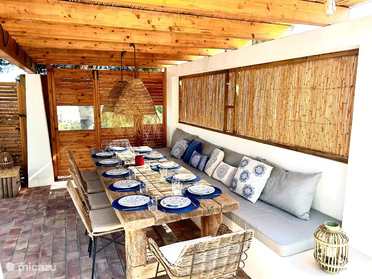 Outdoor dining room, nice and sheltered from the sun. The doors can be opened for passage.