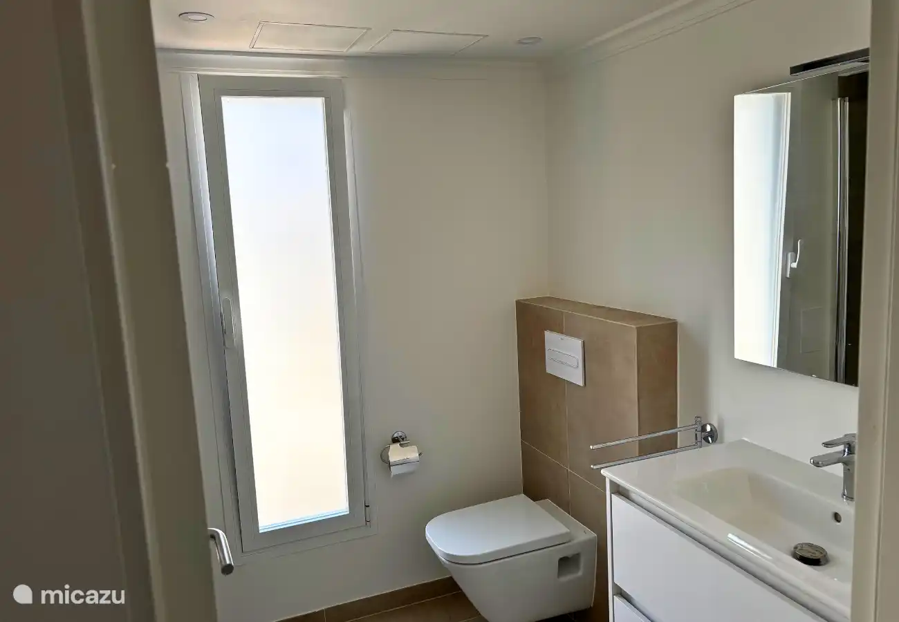 Badezimmer 2 mit Dusche, Waschbecken und WC