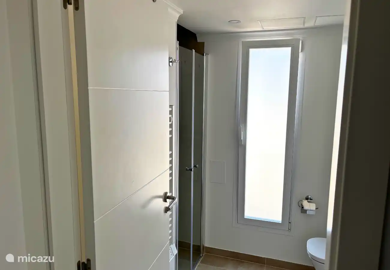 Badezimmer 2 mit Dusche, Waschbecken und WC