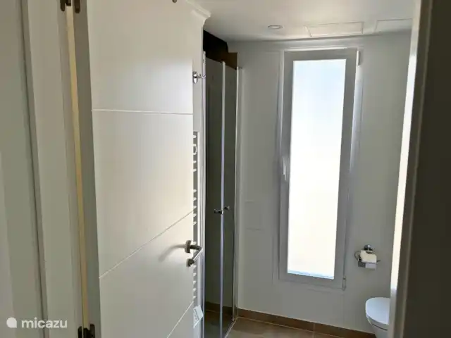 Villa Alegria Moraira huren in Spanje, Costa Blanca, Benissa - villa Badkamer 2 met douche, wastafel en toilet