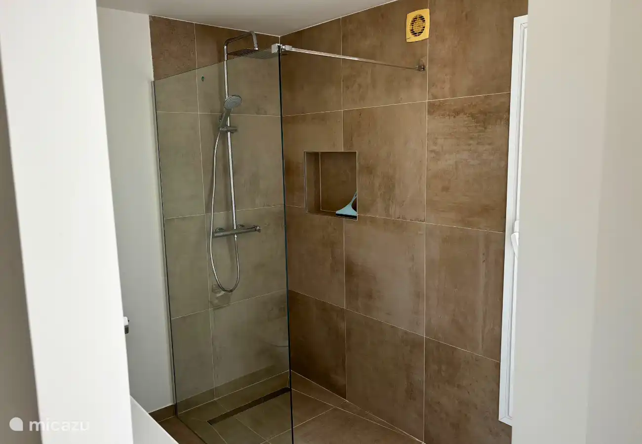 Badezimmer 1 mit Dusche, Waschbecken und WC