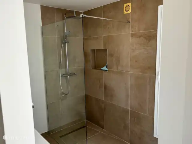 Villa Alegria Moraira huren in Spanje, Costa Blanca, Benissa - villa Badkamer 1 met douche, wastafel en toilet