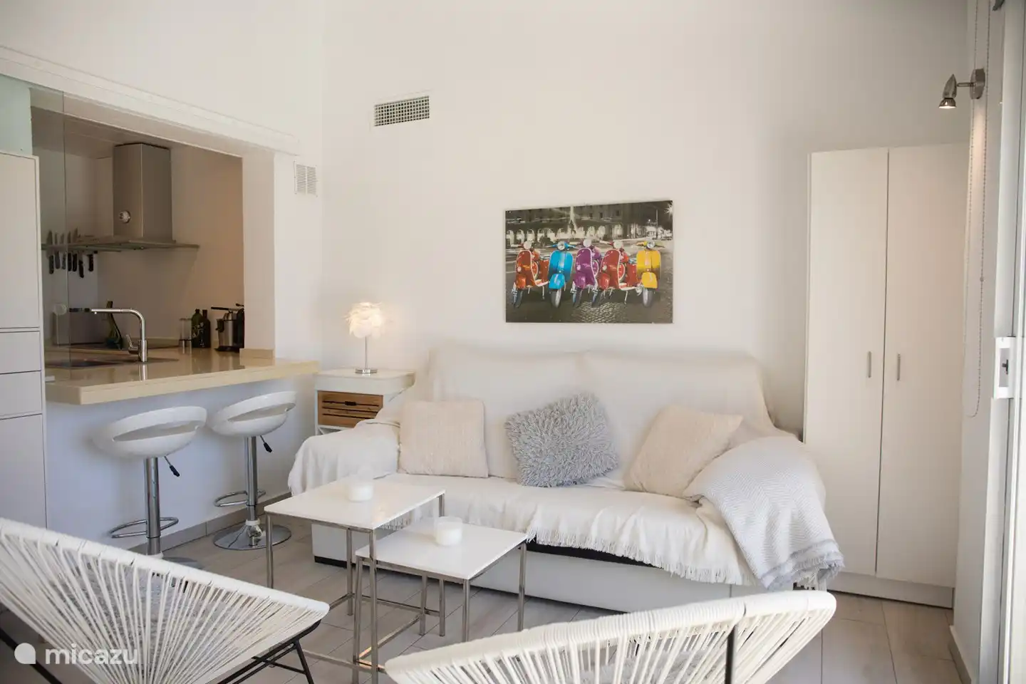 Die offene Küche verfügt über zwei Barstühle an der Seite des Wintergartens