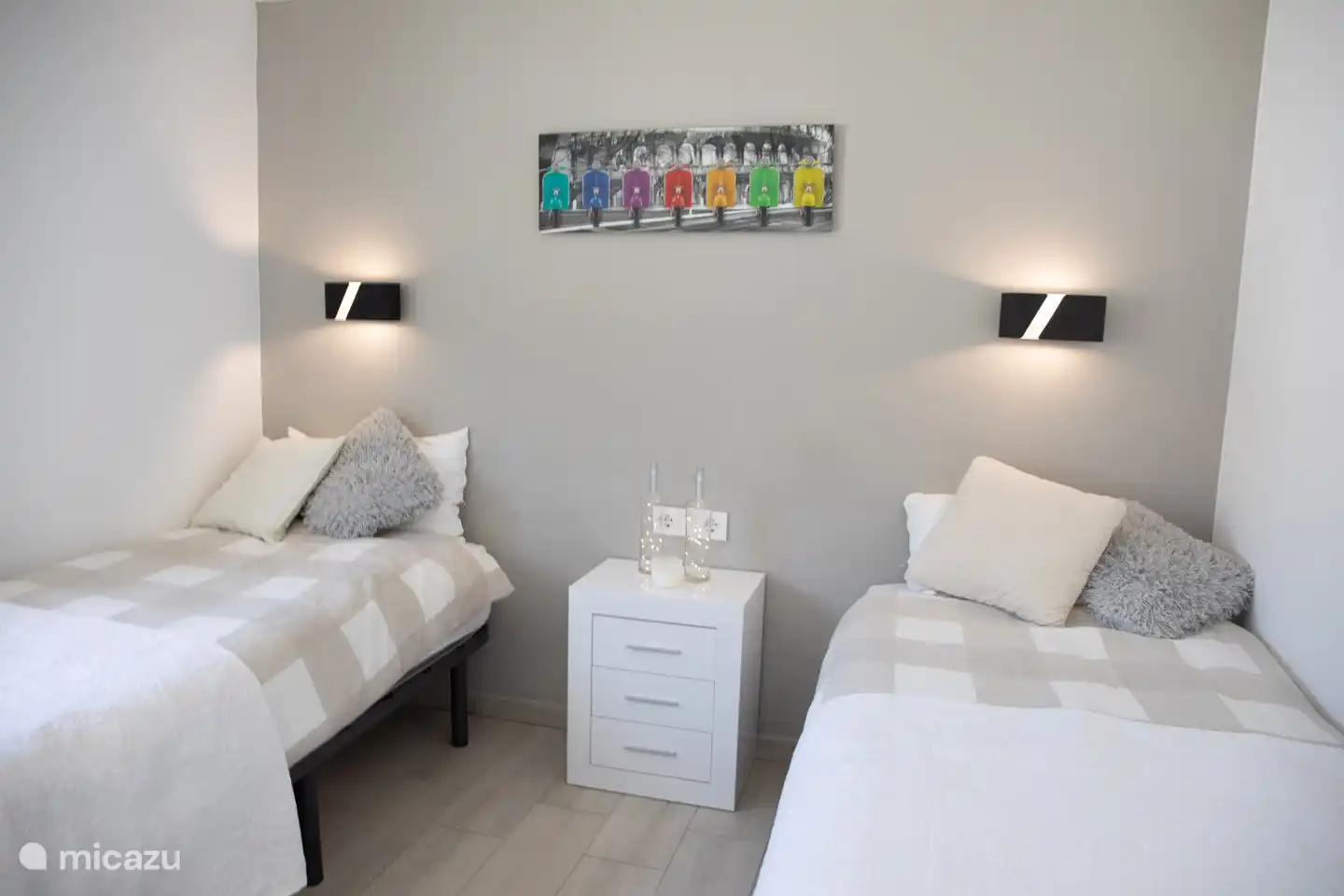 Schlafzimmer mit zwei Einzelbetten