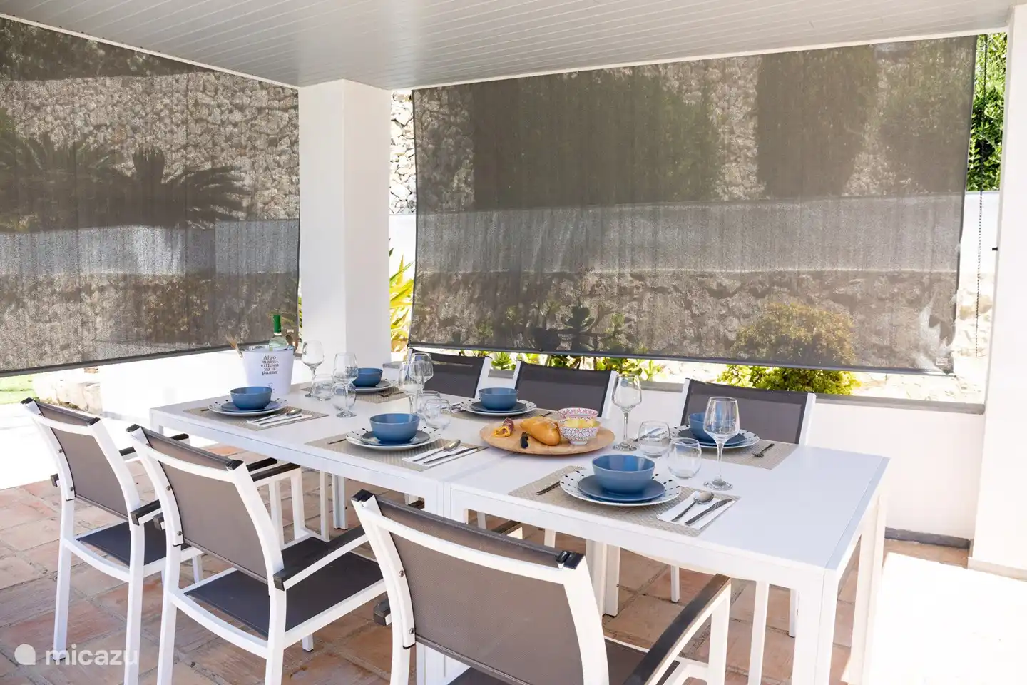 An diesem schönen, geräumigen Esstisch können Sie im Schatten entspannen