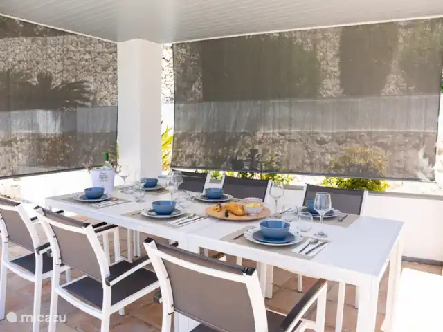 Villa Alegria Moraira huren in Spanje, Costa Blanca, Benissa - villa In de schaduw kan je goed vertoeven aan deze mooie ruime eettafel