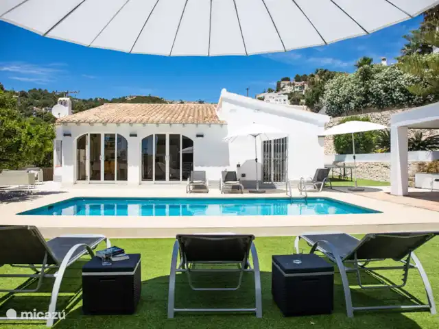 Villa Alegria Moraira huren in Spanje, Costa Blanca, Benissa - villa Ontspannen aan het zwembad.