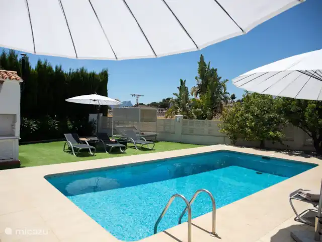 Villa Alegria Moraira huren in Spanje, Costa Blanca, Benissa - villa Neem een verfrissende duik om daarna heerlijk in de zon plaats te nemen op de comfortabele ligbedden