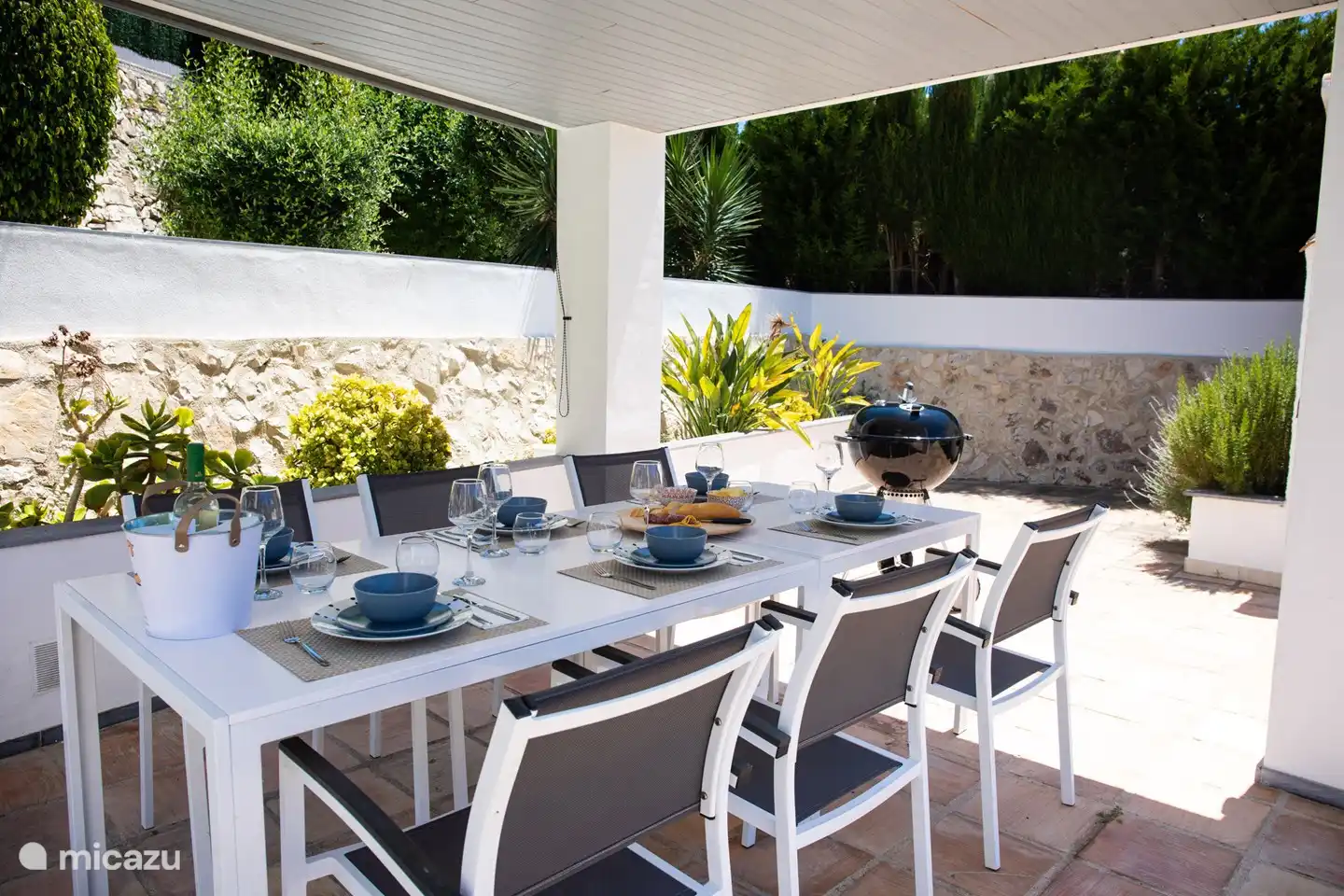 Genießen Sie eine Mahlzeit mit der ganzen Gruppe