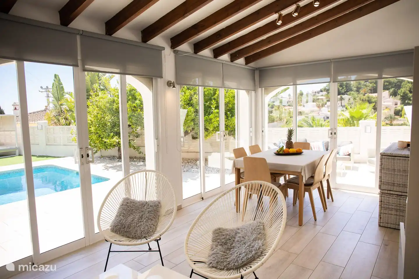 Der gemütliche Wintergarten mit viel Licht