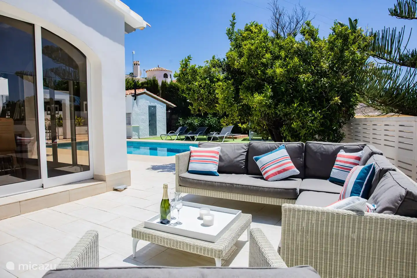 Wunderbar geräumiges Lounge-Set