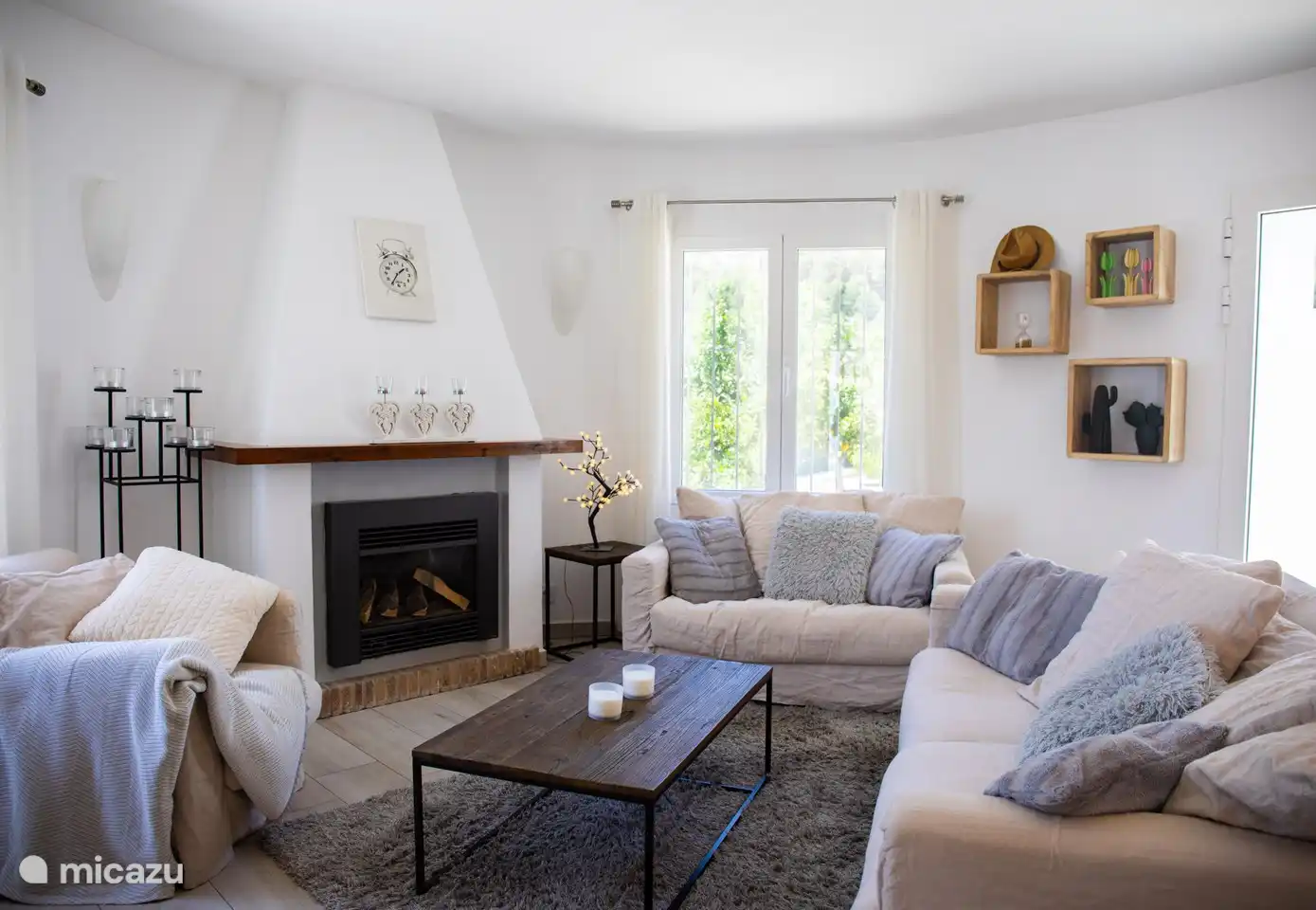 Das gemütliche Wohnzimmer mit bequemen Sofas