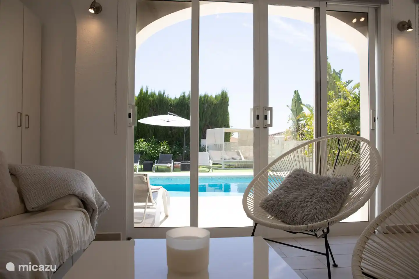 Vom Wintergarten aus haben Sie einen Blick auf den privaten Swimmingpool