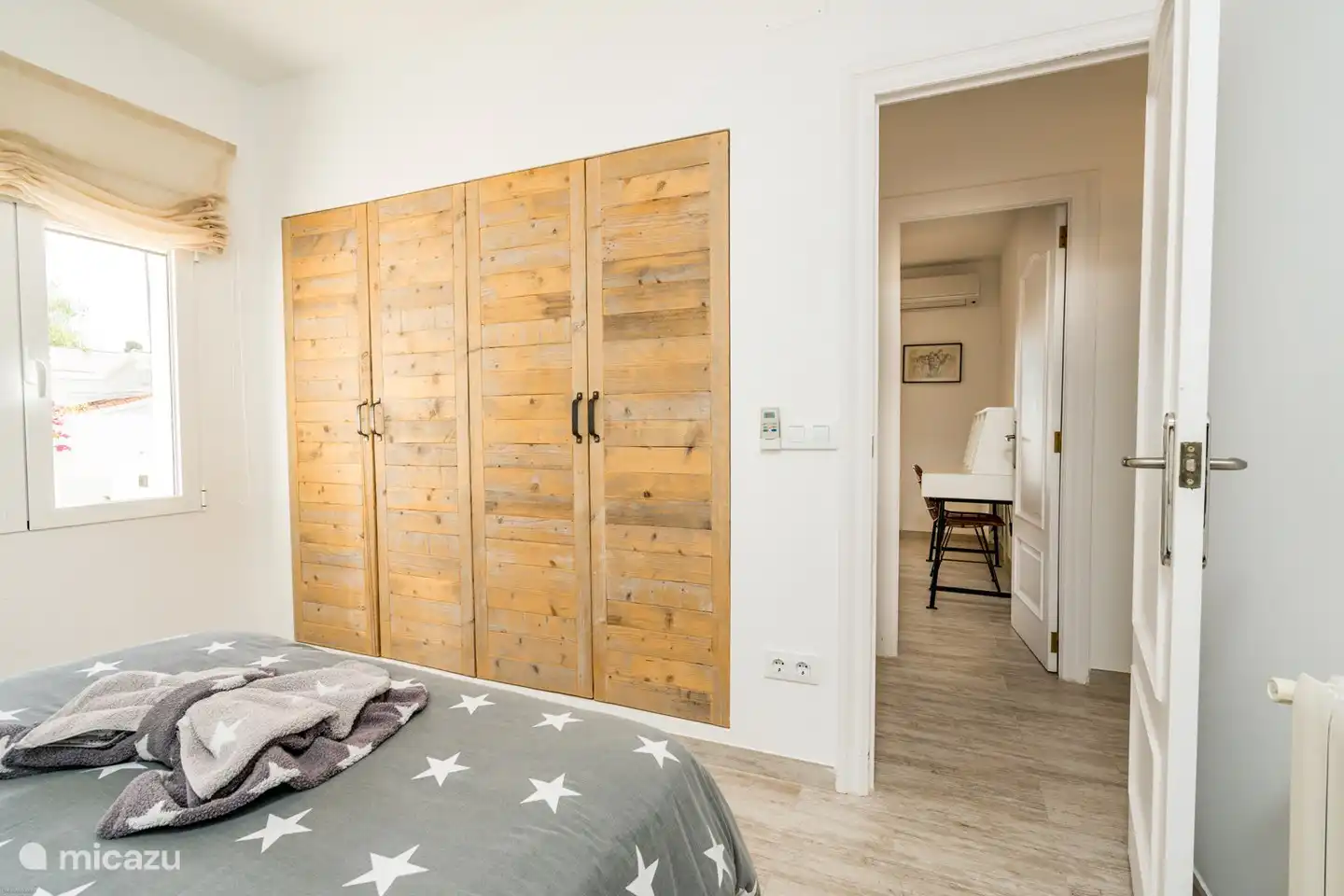 Zimmer mit Doppelbett und Schrank