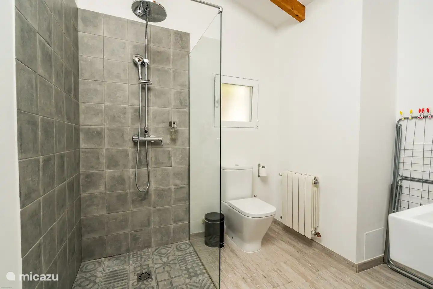 Begehbare Dusche, Toilette und Waschbecken