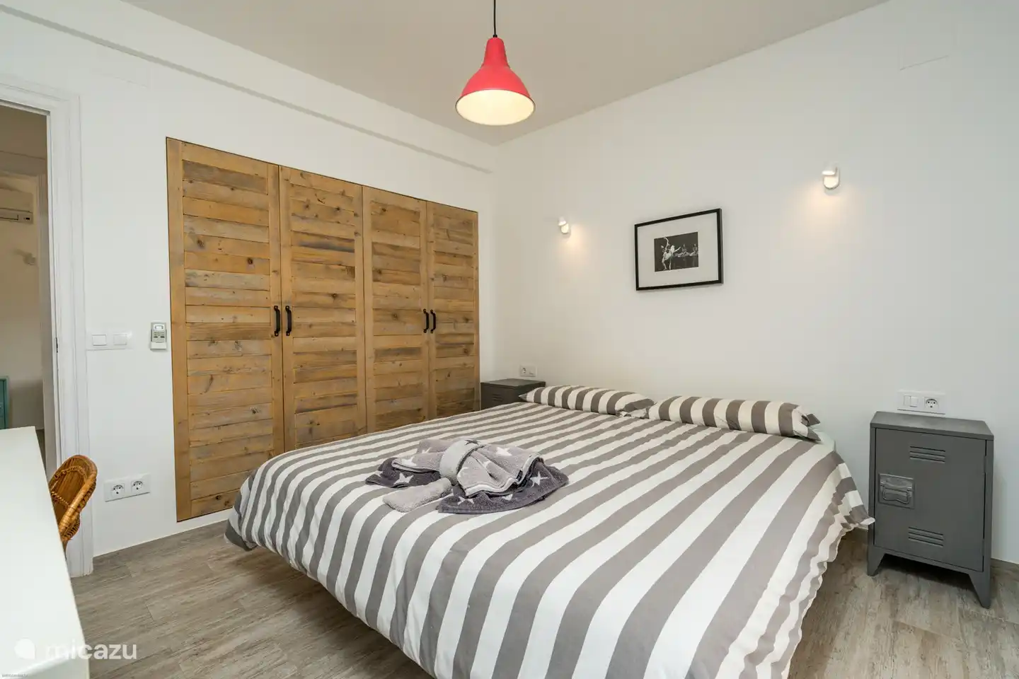 Schlafzimmer mit Doppelbett und Schrank