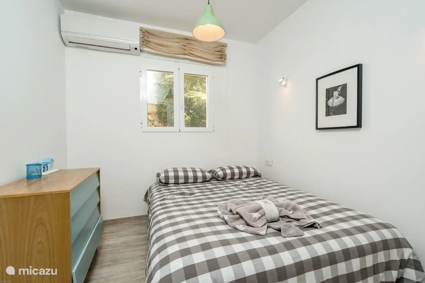 Schlafzimmer mit Doppelbett und Katze