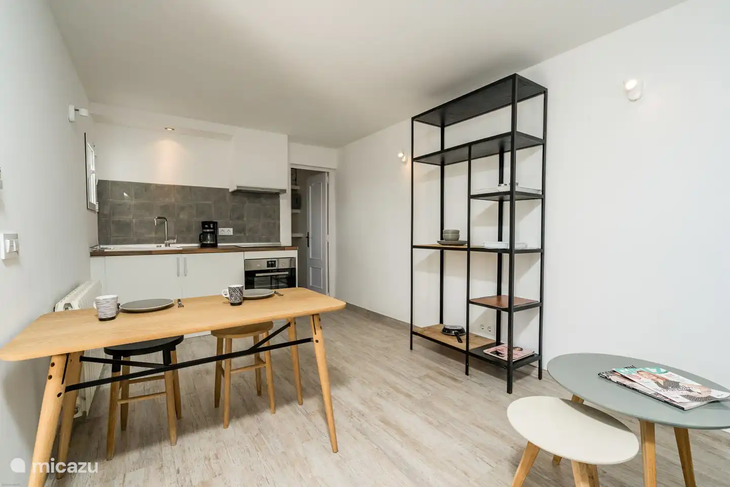 Wohnbereich im Studio mit Sitz- und Essbereich