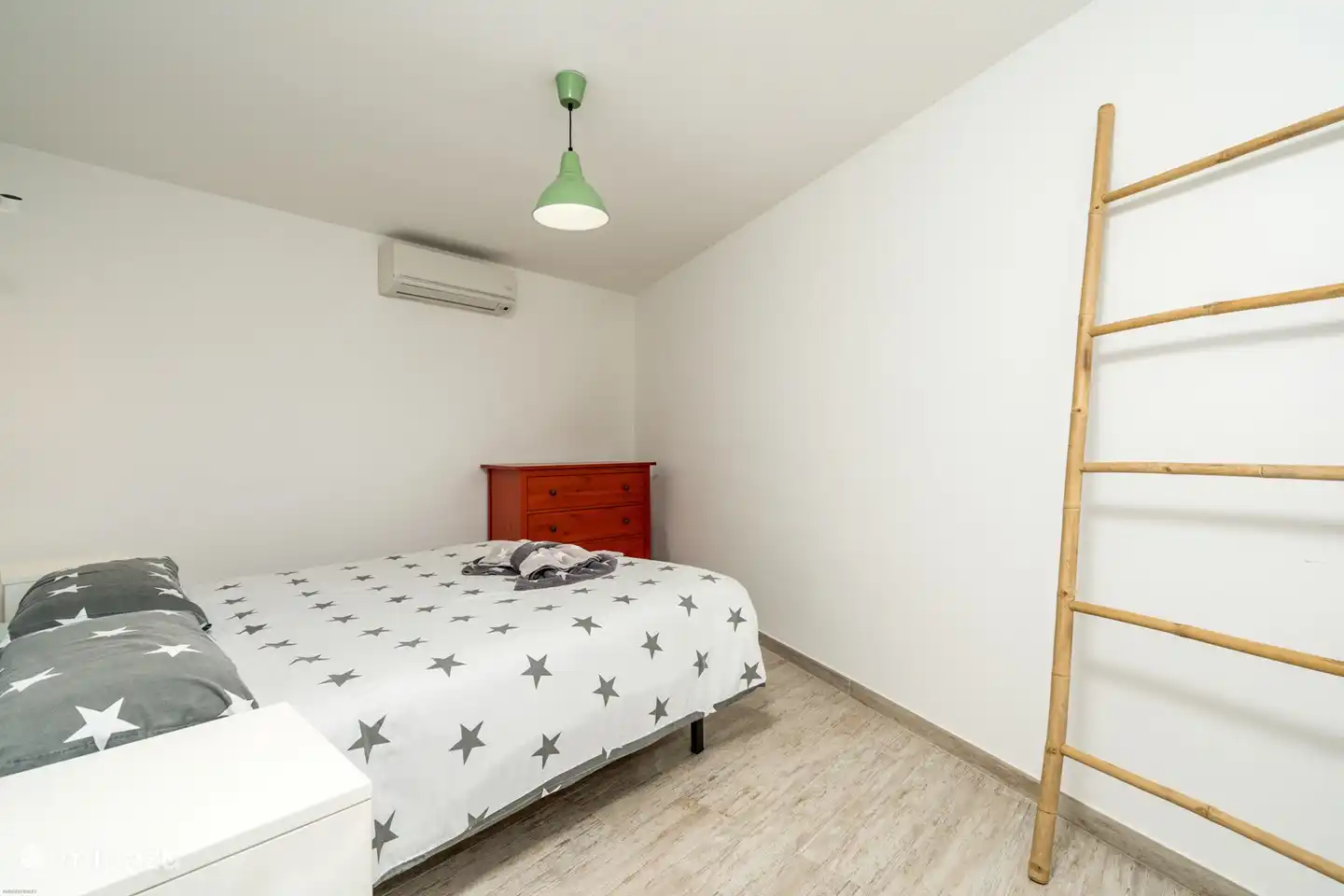 Schlafzimmer mit Doppelbett