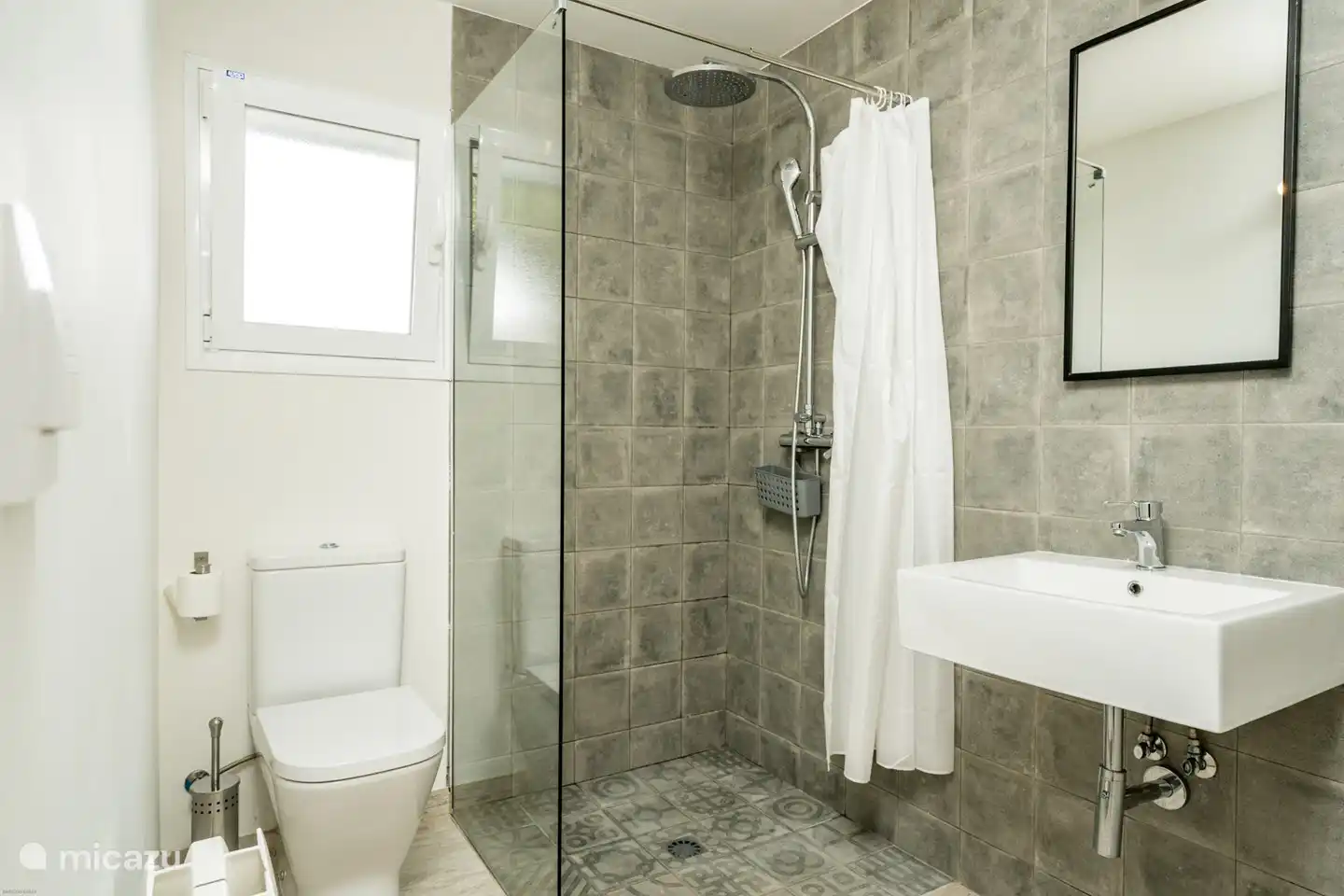 Badezimmer mit Dusche, Waschbecken und Toilette