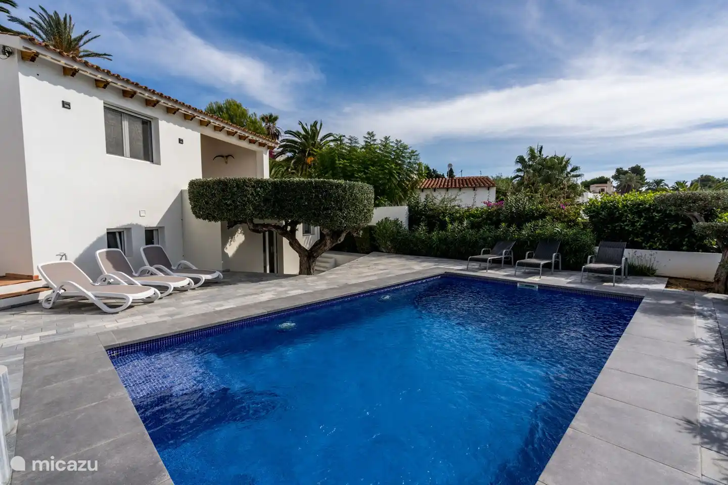 Privater Pool mit Sonnenliegen