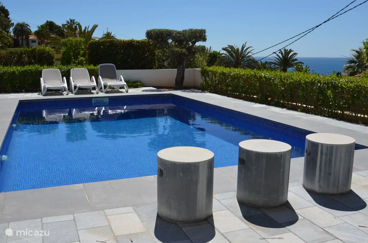 Privater Pool mit Sonnenliegen