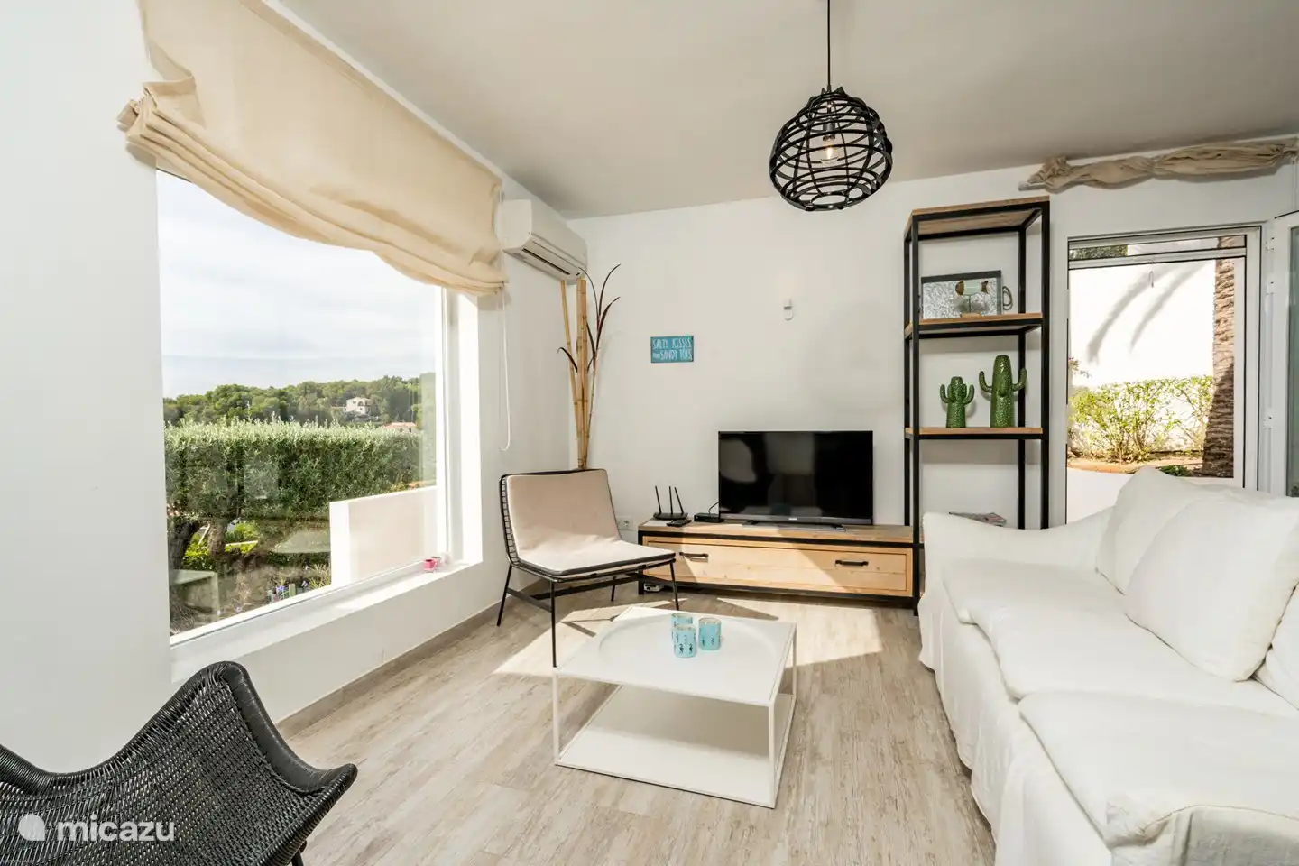 Wohnzimmer mit Sitzecke und Fernseher