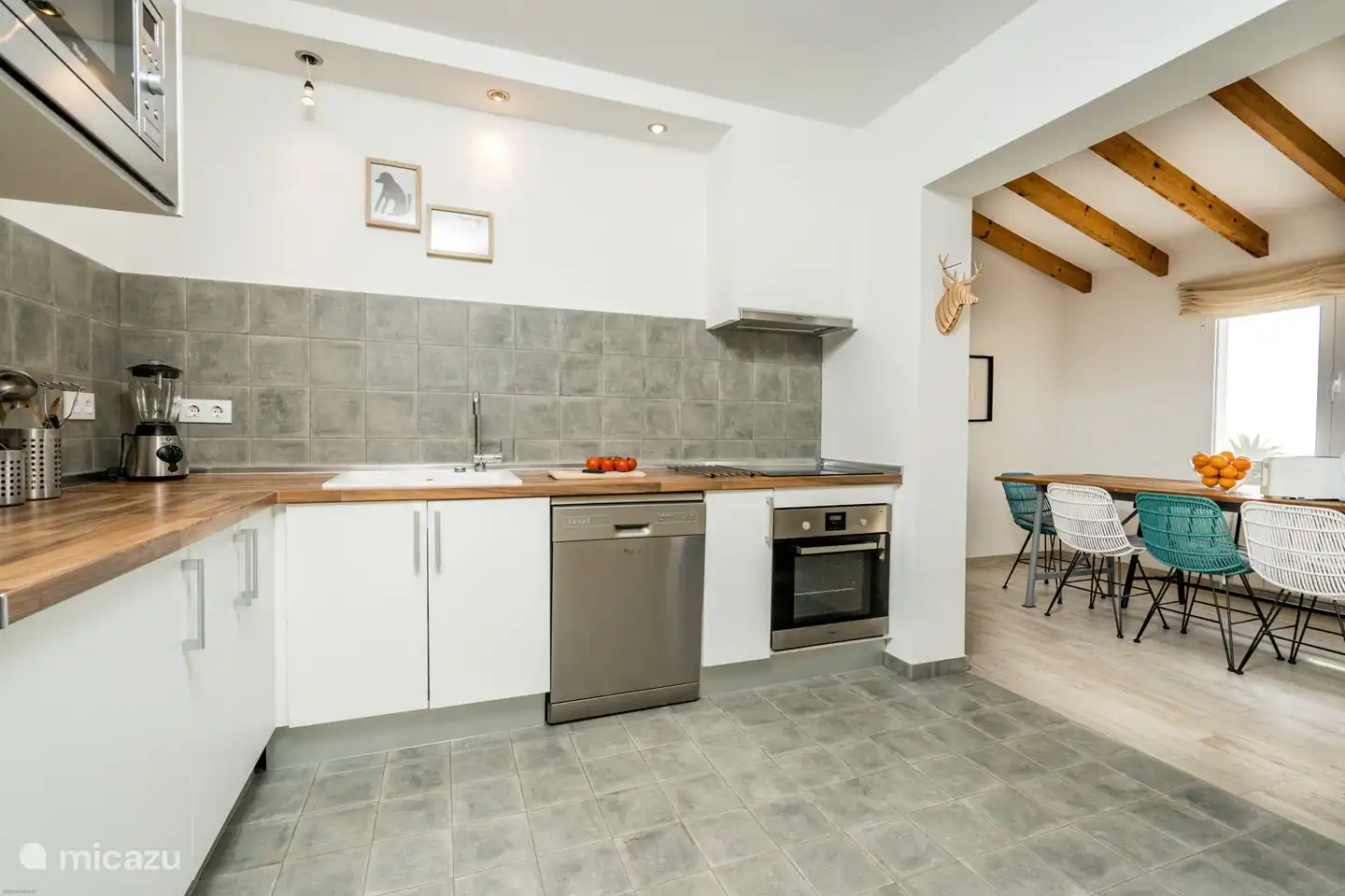 Voll ausgestattete offene Küche