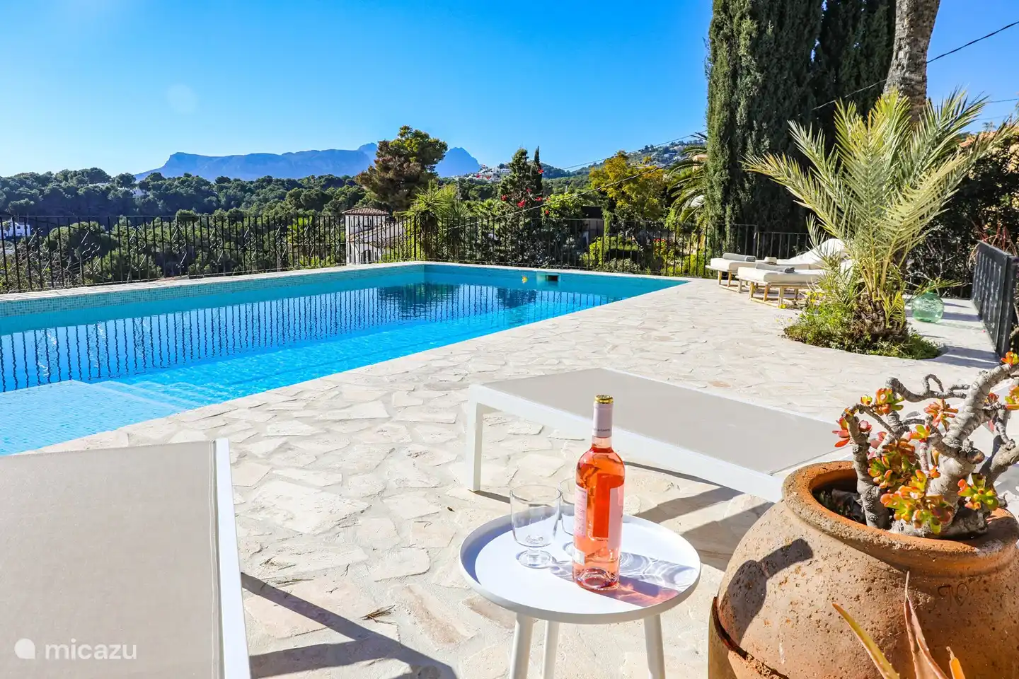 Genießen Sie den Pool und ab und zu ein erfrischendes Bad im Bad.