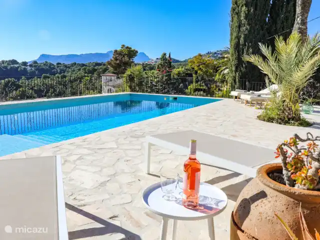 Casa Pinada huren in Spanje, Costa Blanca, Benissa - villa Genieten bij het zwembad, met af en toe een verfrissende duik in het bad.