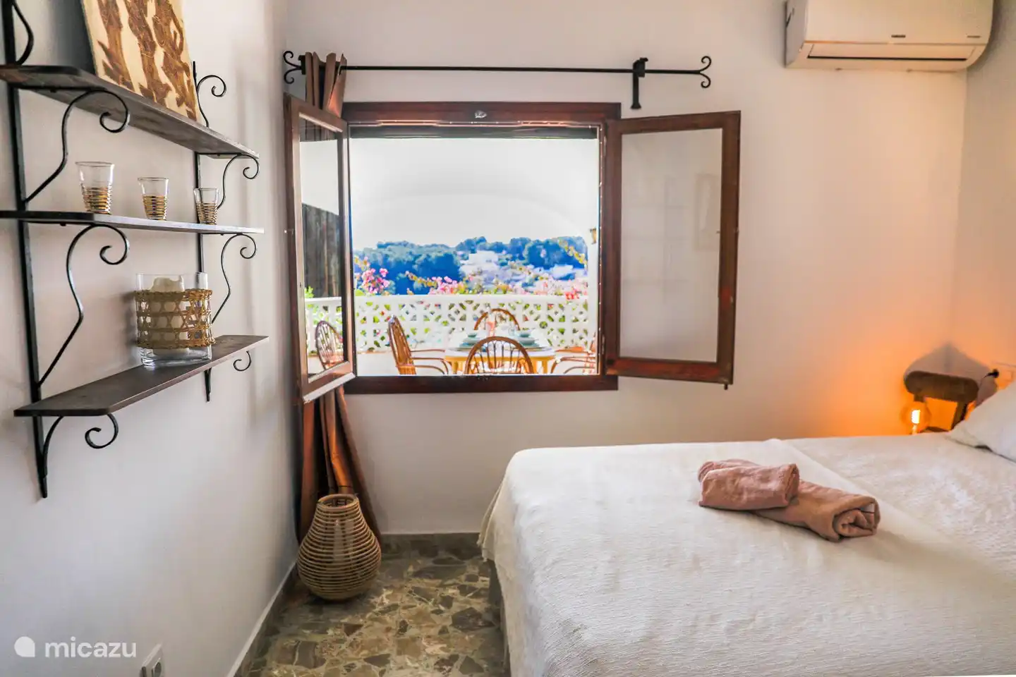 Blick vom Schlafzimmer auf die Außenterrasse