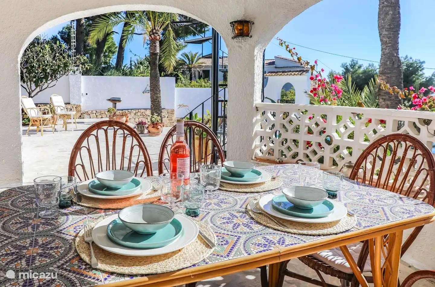 Sie können draußen im Schatten speisen