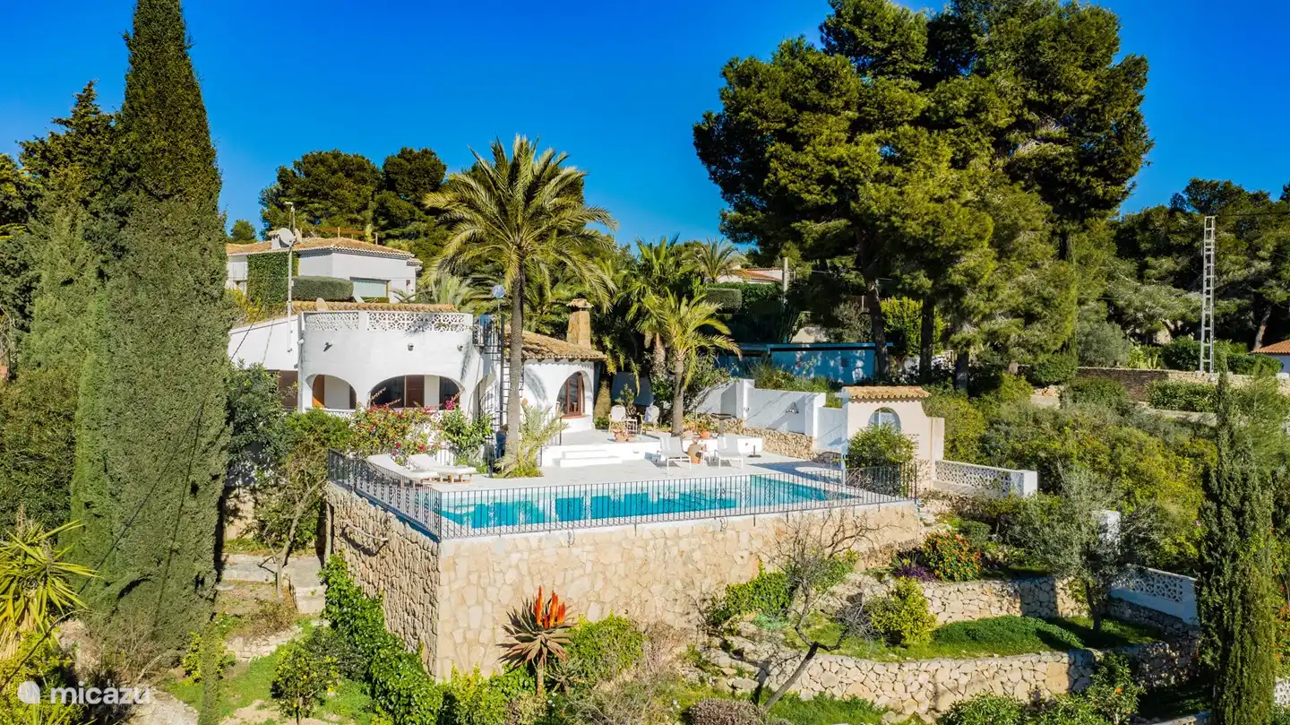 Casa Pinada zwischen all den grünen Bäumen und Sträuchern, was für ein Bild!