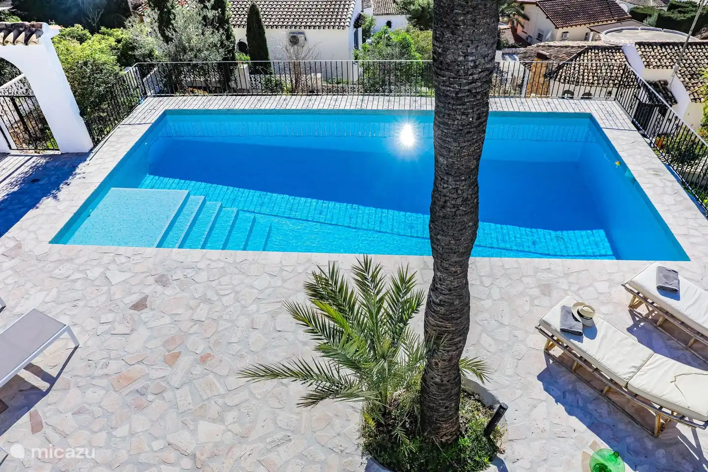 Der Pool hat Stufen und fällt langsam ab