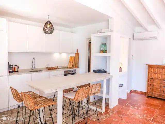 Casa Pinada huren in Spanje, Costa Blanca, Benissa - villa De keuken van Casa Pinada met een hoge eettafel en stoelen