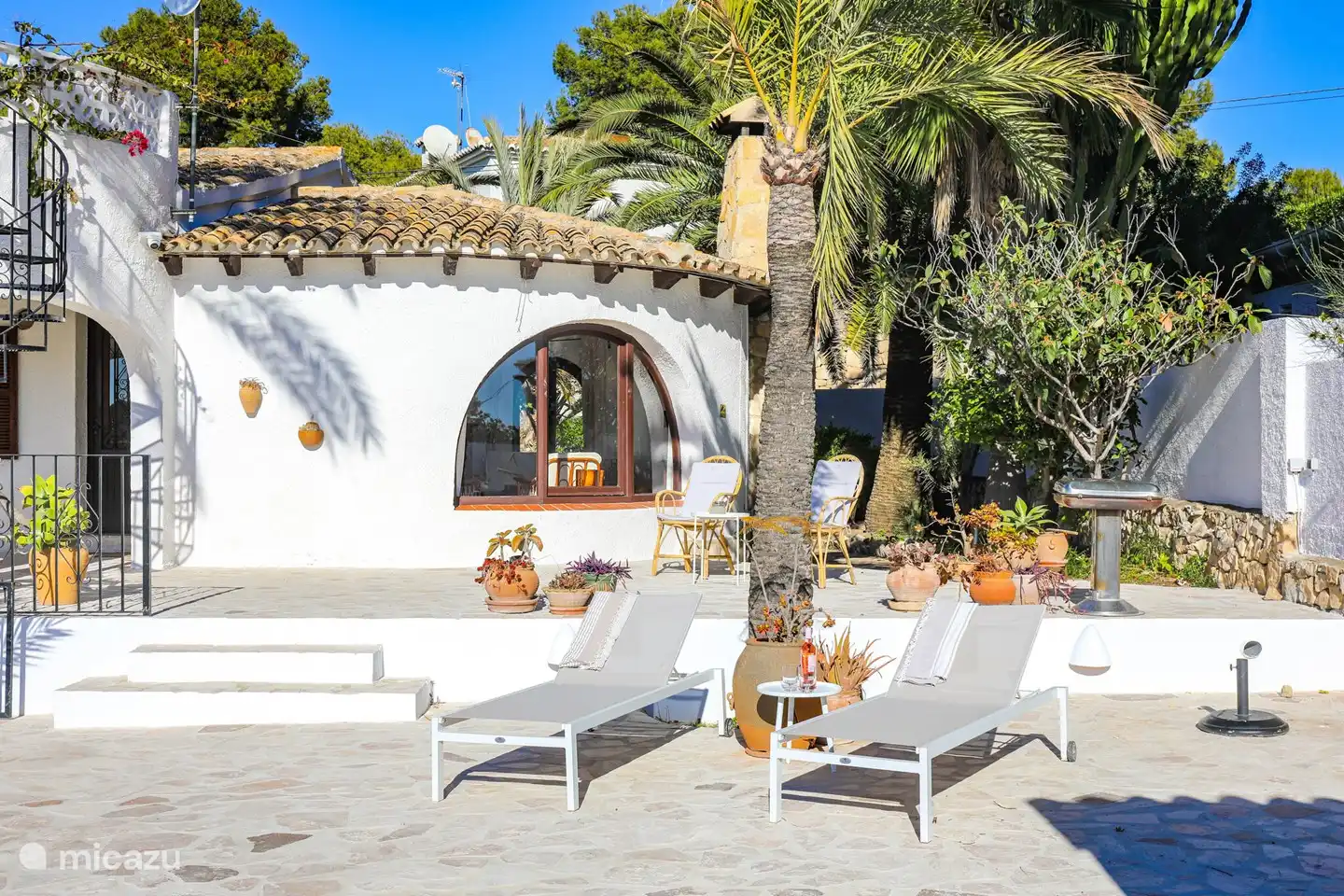 Entspannen Sie sich auf den Sonnenliegen