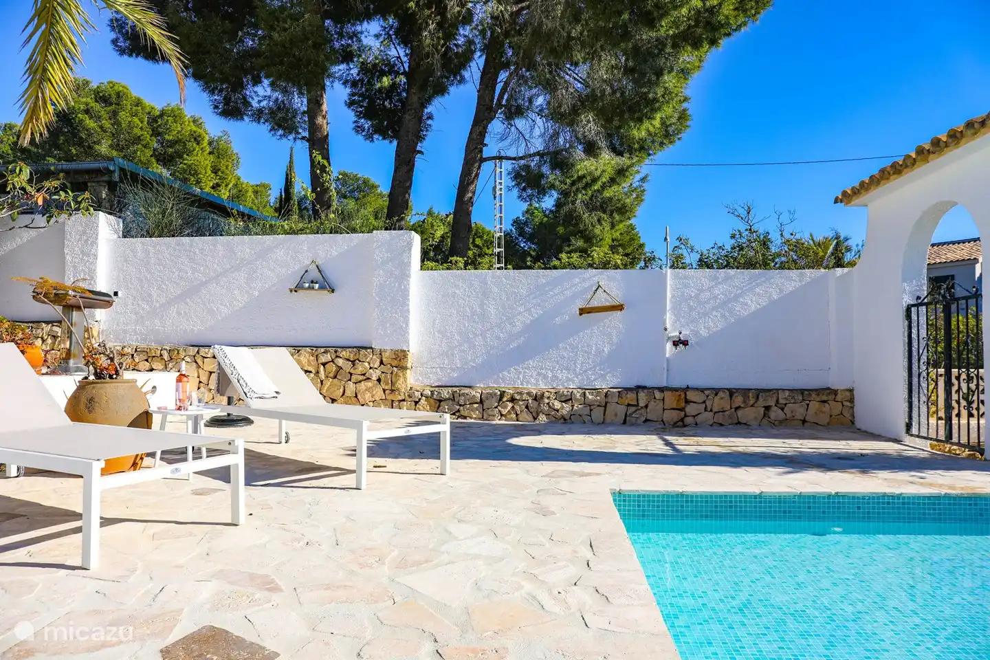 Entspannen Sie sich auf den Sonnenliegen