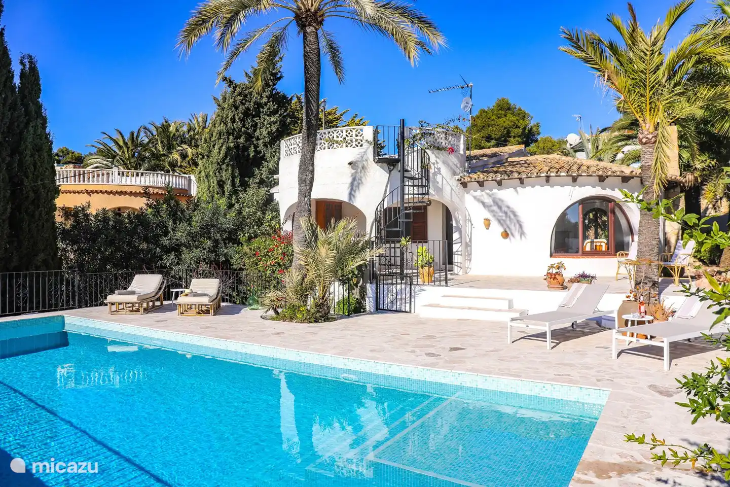 Nehmen Sie auf den Sonnenliegen am privaten Pool Platz und genießen Sie die Sonne und die Aussicht