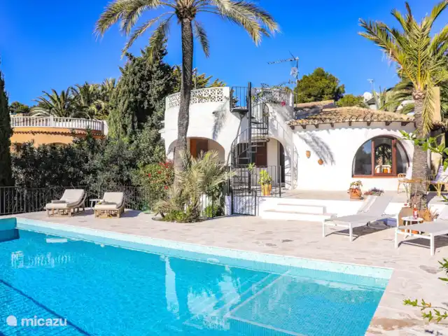 Casa Pinada huren in Spanje, Costa Blanca, Benissa - villa Neem plaats op de ligbedden bij het privé zwembad en geniet van de zon en het uitzicht