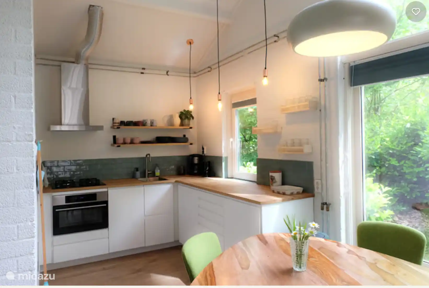 Gut ausgestattete Küche