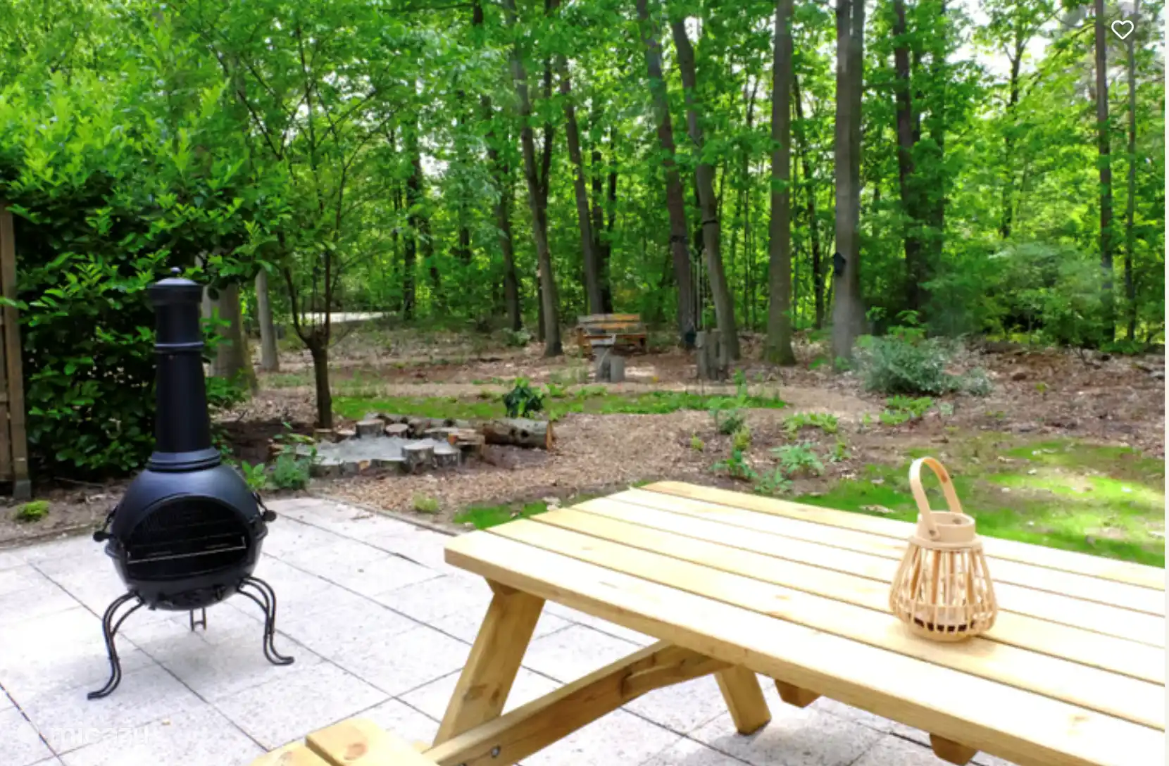 Geräumige Terrasse mit großzügigem Garten (1200m2)