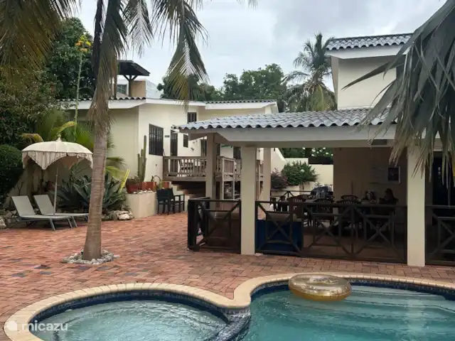Sylvie Resort - Studio avec terrasse | Curaçao, Banda Ariba (est), Cas Grandi - studio Prenez un bon bain de soleil ou asseyez-vous à l’ombre.