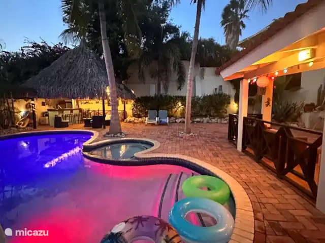 Sylvie Resort - Studio au bord de la piscine | Curaçao, Banda Ariba (est), Cas Grandi - studio Piscine, palappa et bar la nuit