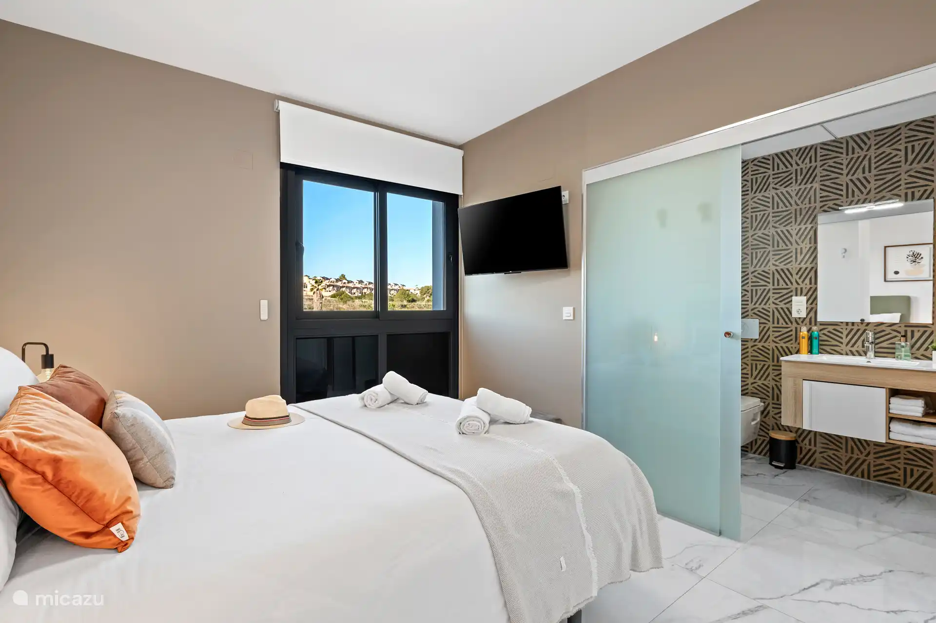 Slaapkamer + badkamer