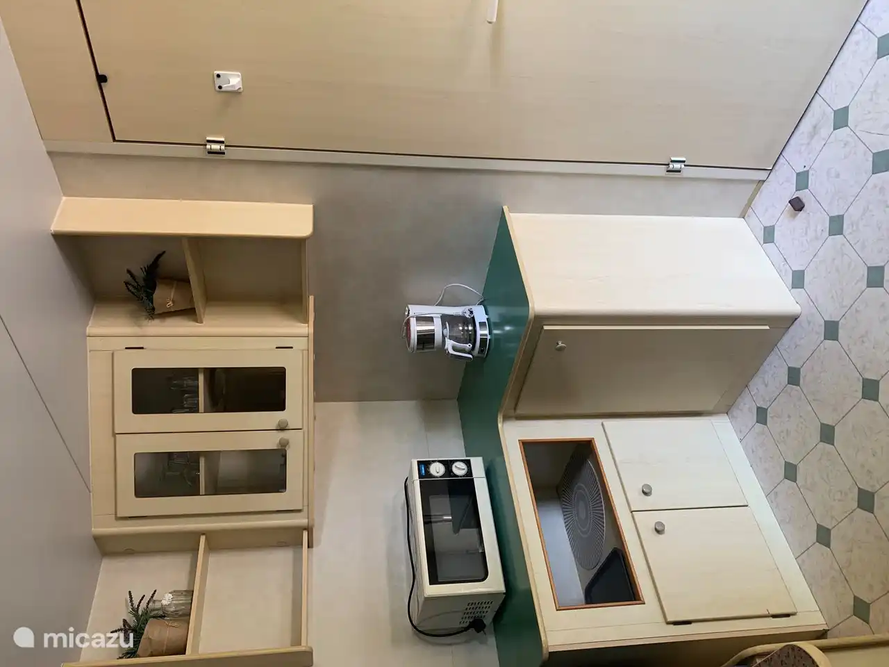 Dans le coin cuisine séparé il y a une cafetière à filtre et un micro-ondes.