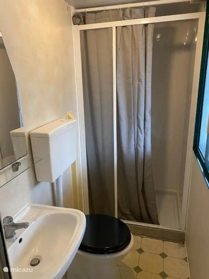 La salle de bain soignée a tout ce dont vous avez besoin.