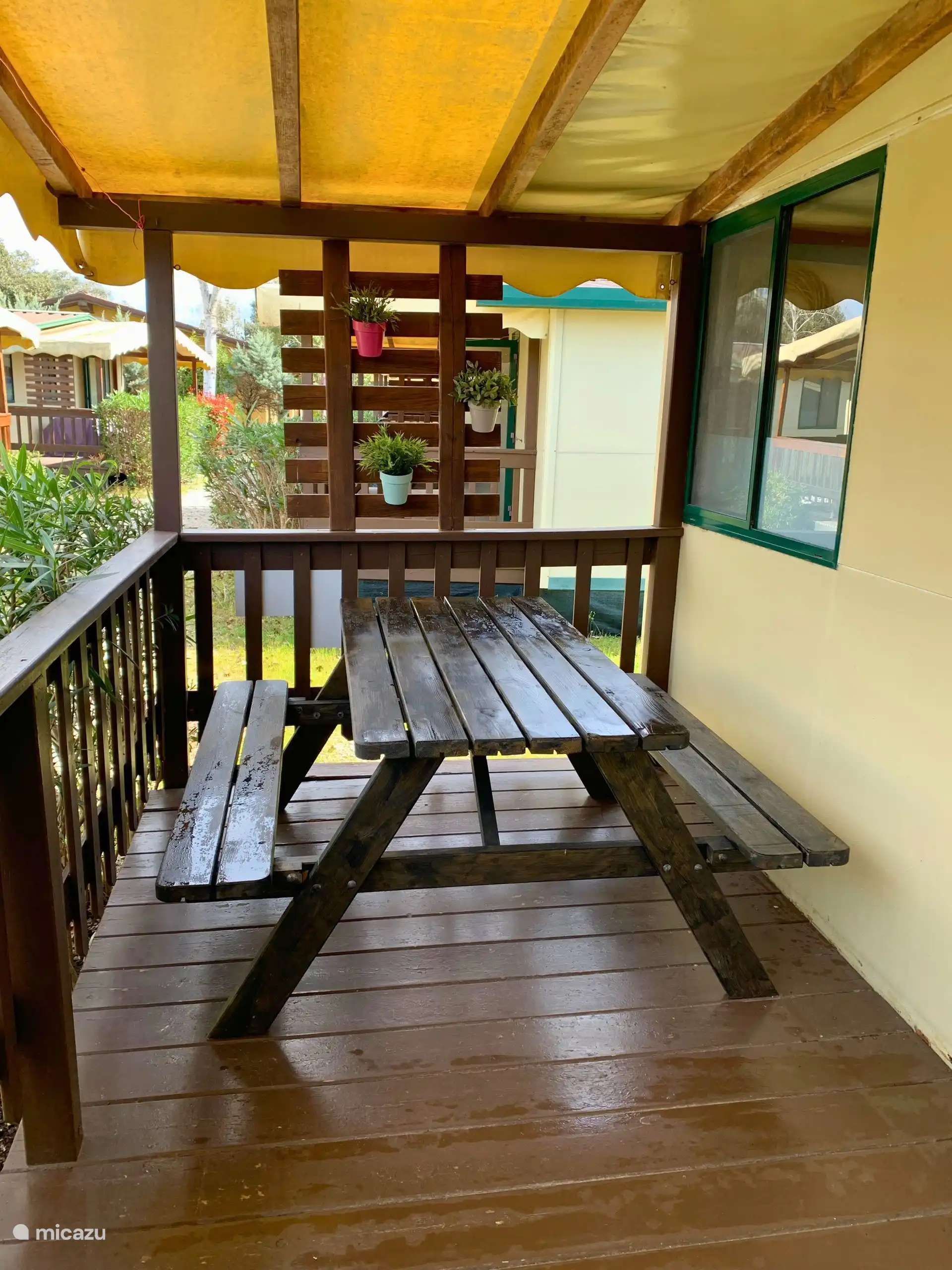 Überdachte Veranda mit Picknicktisch