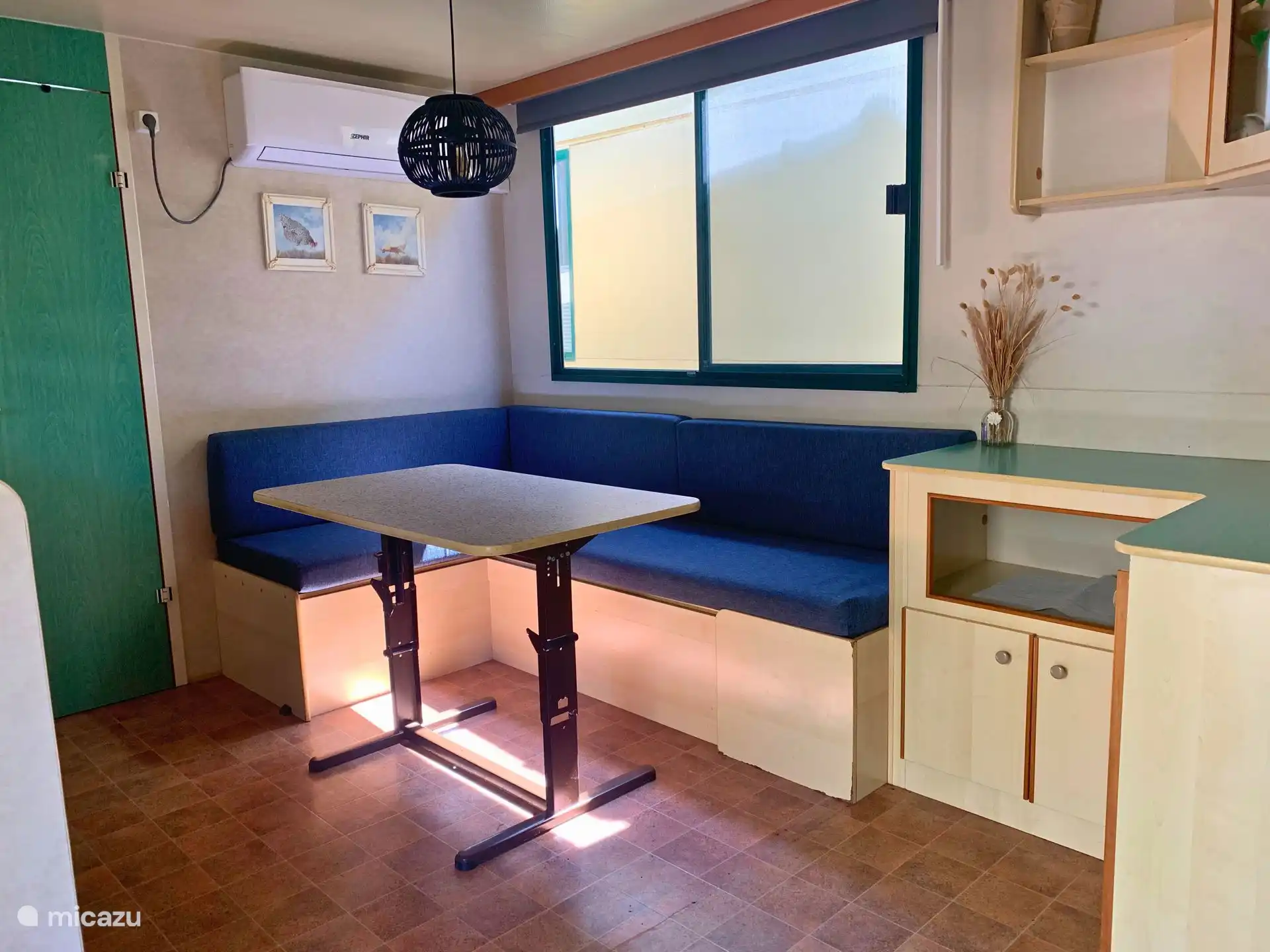 Sitzecke mit Klimaanlage