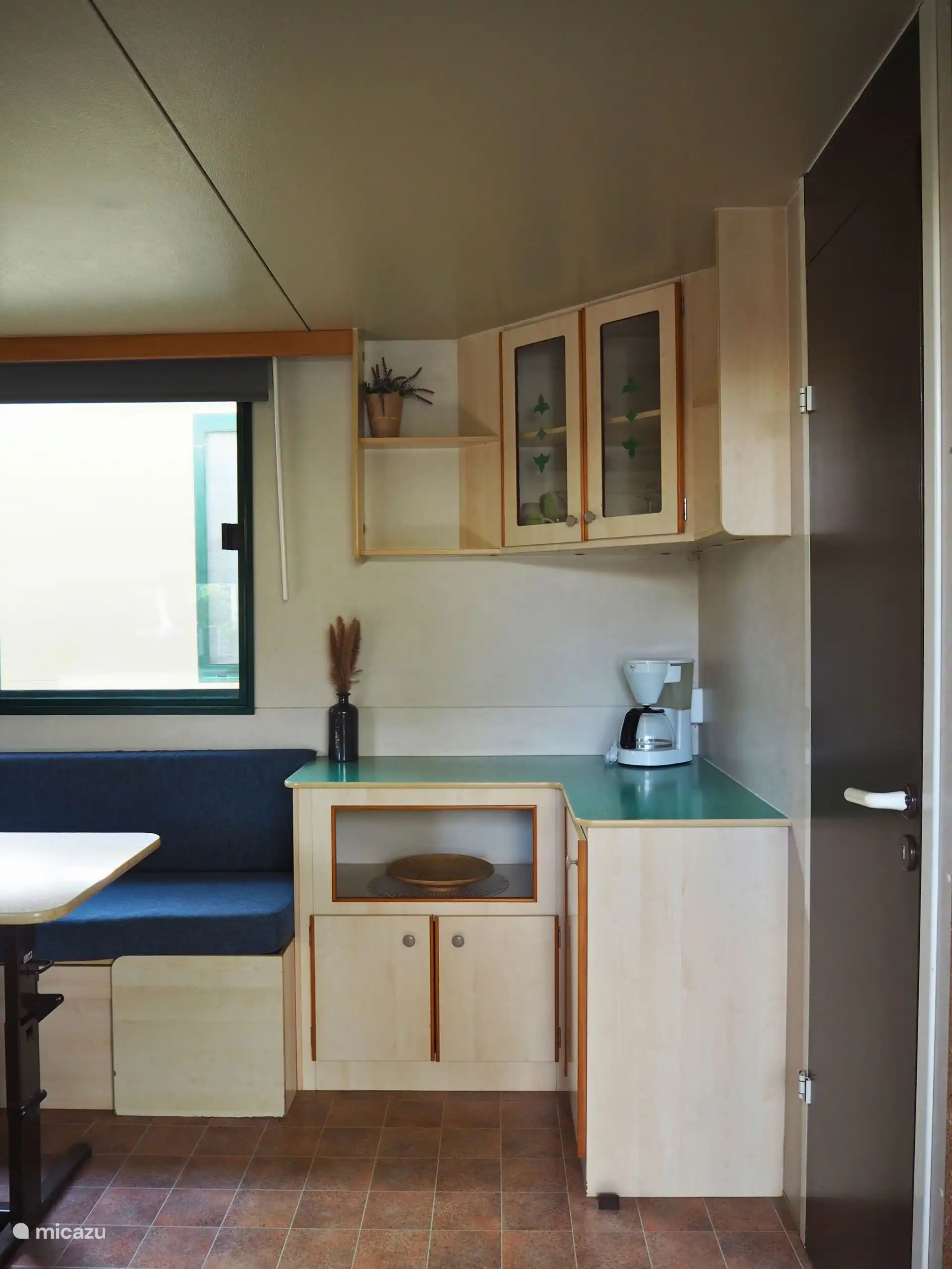 In der separaten Küchenecke befindet sich eine Filterkaffeemaschine und eine Mikrowelle.